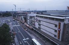 851824 Overzicht van de bebouwing aan de noordzijde van het Vredenburg in Wijk C te Utrecht naar het noordwesten, vanaf ...